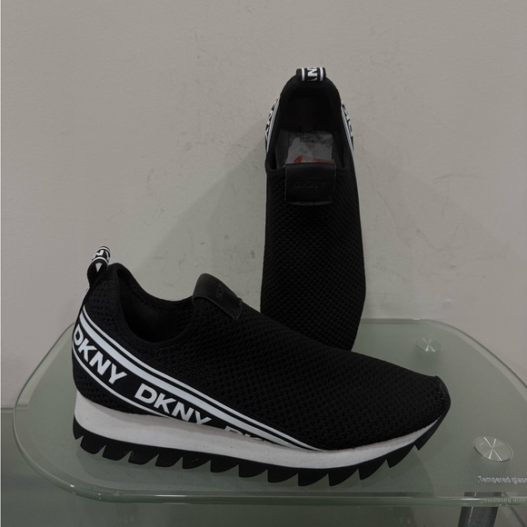 DKNY "Alani" Black & White Slip-On Sneakers! Mesh Trainers Shoe Sz US 8,5M 39 - Picture 1 of 5